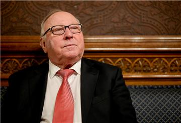 Fußball-Idol Uwe Seeler ist nach einem Sturz in seinem Haus bei Hamburg in ein Krankenhaus eingeliefert worden.