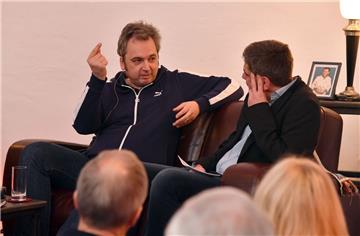Fußball-Kolumnist und Werder-Stadionsprecher Arnd Zeigler (links) stellte sich rund zwei Stunden lang den Fragen von NZ-Sportchef Lars Brockbalz – und gab skurrile Einblicke in seine Arbeit rund um die schönste Nebensache der Welt.
