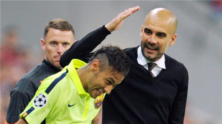 Neymar plante Karriere im Schlafanzug Fußball-Star Neymar (links) und der frühere Trainer Pep Guardiola (rechts) blödeln herum. Pep Guardiola wollte Neymar zu den Bayern holen.
