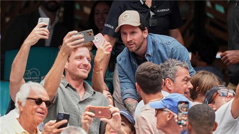 Umkleide-Treffen mit „King Leo“: Djokovic bewegt von Messi Fußball-Superstar Lionel Messi posiert beim Tennisturnier in Miami für Selfies mit den Fans.