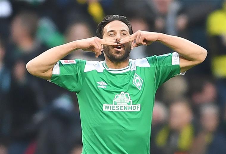 Claudio Pizarro jubelt über seinen Treffer.