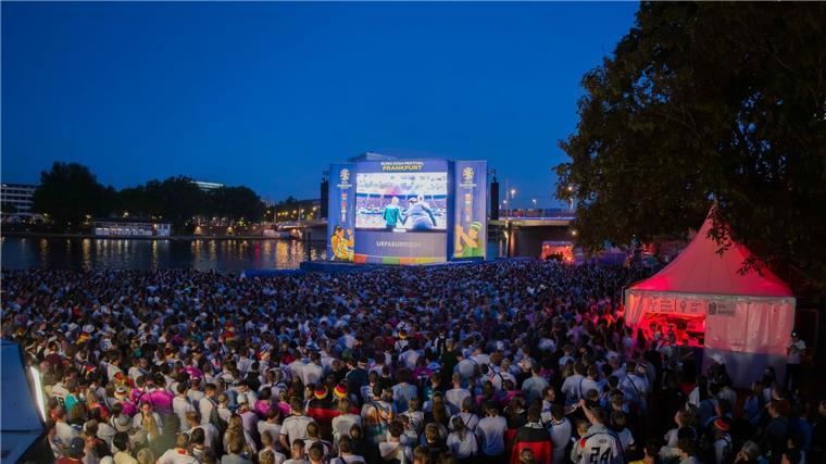 Drohendes Unwetter nimmt Einfluss auf Public Viewing Fußballfans verfolgen ein EM-Spiel in der Fanzone am Mainufer.