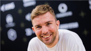 Fußballspieler Christoph Kramer spricht mit Journalisten. Er spielt seit vergangenem Jahr nicht mehr in der Bundesliga. 