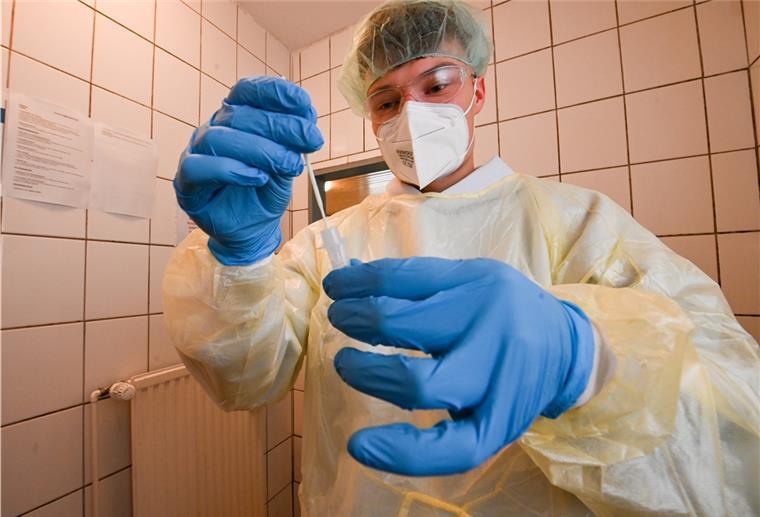 Fußballspieler des TuSpo Surheide haben im Vereinsheim, genau genommen in Umkleide und Dusche, ein Testzentrum eingerichtet. Das Foto zeigt Fabian Meyer in Schutzausrüstung.