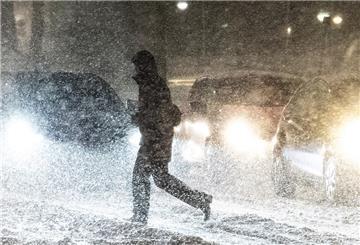 Fußgänger und Autofahrer haben am Dienstagmorgen mit Schnee zu kämpfen gehabt.