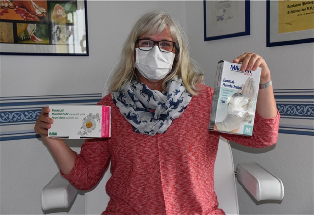Fußpflegerin Martina Rohde ist gut darauf vorbereitet, endlich wieder zu arbeiten. 