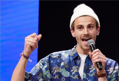 Fynn Kliemann, Influencer, spricht auf einer Bühne auf der Marketing-Fachmesse "Online Marketing Rockstars" (OMR).