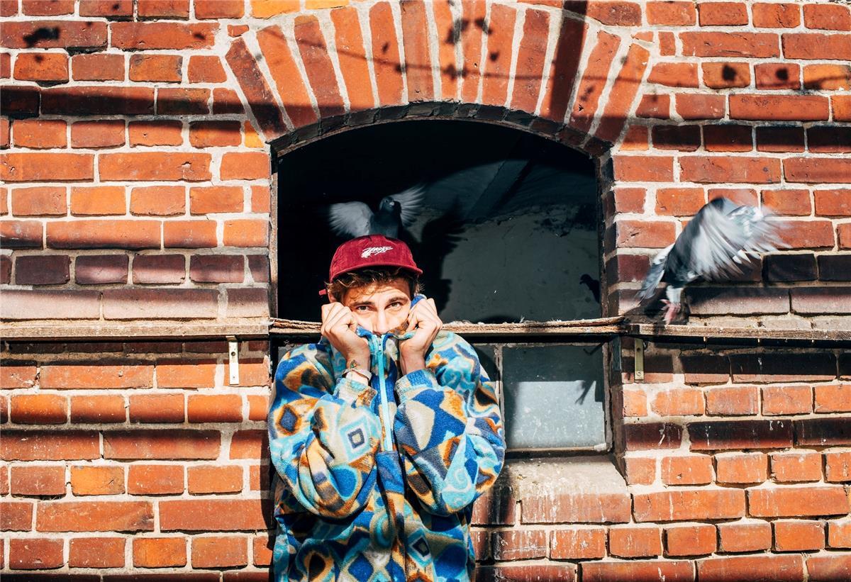 Rotenburg: Youtuber Fynn Kliemann - Ein Album aus dem Kliemannsland Fynn Kliemann ist in Heeslingen aufgewachsen und lebt jetzt seinen Traum auf einem weitläufigen Hofgelände im 240-Einwohner-Ort Rüspel bei Zeven. Der 29-Jährige ist erfolgreicher Youtuber und macht neben seinen Videos auch bereits ausgezeichnete Musik.