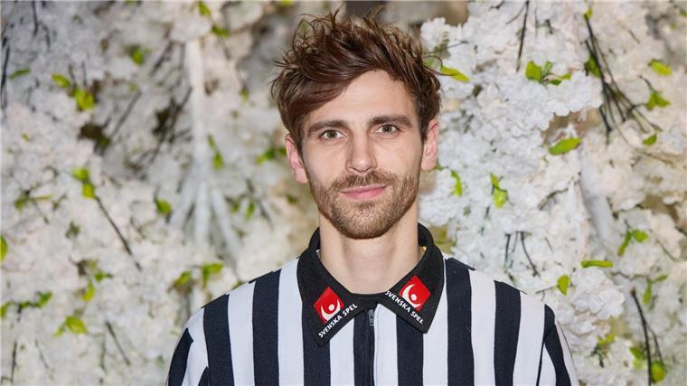 Fynn Kliemann: „Friedhöfe inspirieren mich“ Fynn Kliemann ist mit einer Ausstellung und mit einem neuen Album zurück.