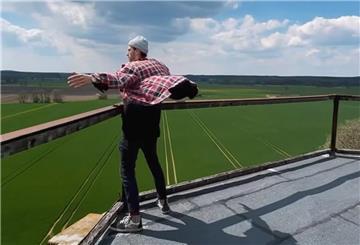 Fynn Kliemann konnte wohl nicht anders. Er möchte seinem Wasserturm in Guben eine zweite Chance geben.