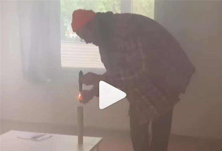 Ein Mann zündet eine Feuerwerksrakete an