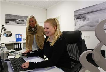Gabi Kruse (links) hat in Burhave einen Büroservice eröffnet. Ab Montag ging es hier los: An dem Tag hatte Jessica Wieting ihren ersten Arbeitstag.