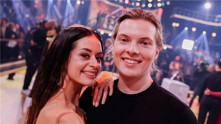 Gabriel Kelly, Sänger, und Malika Dzumaev, Profitänzerin, stehen in der RTL-Tanzshow „Let’s Dance“ auf dem Parkett.