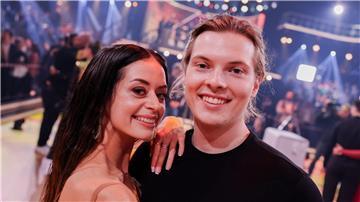 Gabriel Kelly, Sänger, und Malika Dzumaev, Profitänzerin, stehen in der RTL-Tanzshow „Let’s Dance“ auf dem Parkett.
