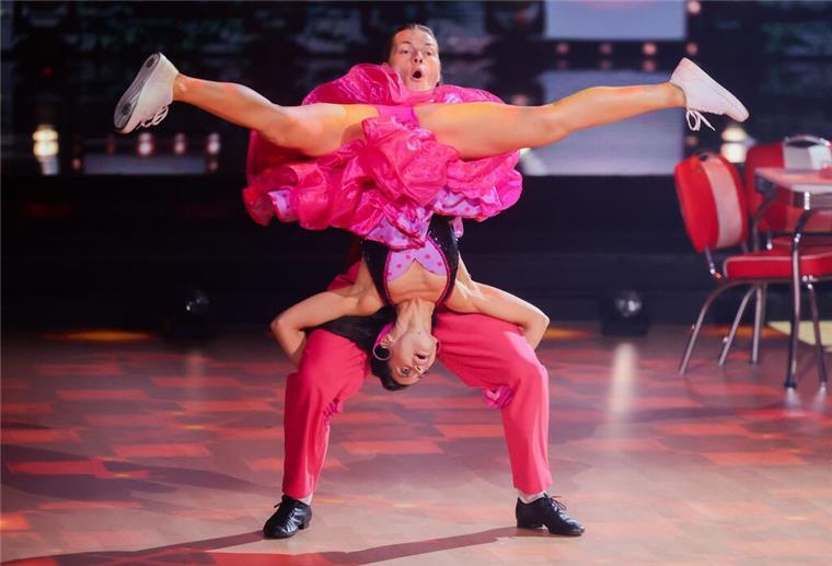 Gabriel Kelly und Malika Dzumaev mit Akrobatikeinlage.