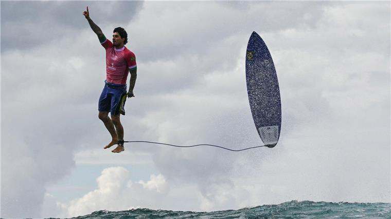 „Perfekte Welle“: Spektakuläres Foto des fliegenden Surfers Gabriel Medina bekam fast die Höchstwertung.