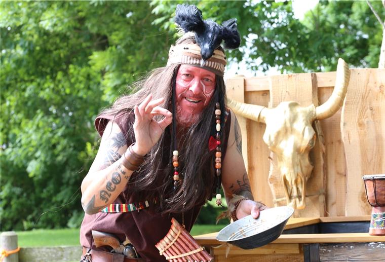 Gabriel Perez schlüpft ab dem 1. Juli wieder in die Rolle des Indianers Tonto im Indianerdorf. Dort gibt es jetzt eine neue Anlage zum Goldwaschen.