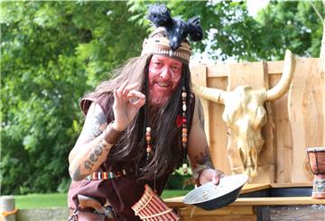Gabriel Perez schlüpft ab dem 1. Juli wieder in die Rolle des Indianers Tonto im Indianerdorf. Dort gibt es jetzt eine neue Anlage zum Goldwaschen.