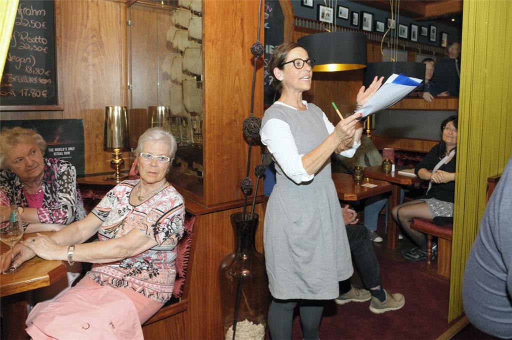Gabriele Becker bei den Kurzlesungen in der Bar des Hotels Haverkamp. Foto: Masorat