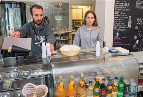 Gabriele Spakovskaite bietet in ihrem Café Gamma-Waffeln besonders viele Variationen von Waffeln an. Sie arbeitet zusammen mit Omar Qalaaji.