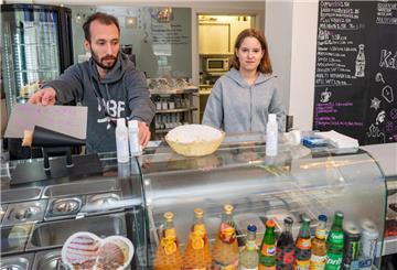 Gabriele Spakovskaite bietet in ihrem Café Gamma-Waffeln besonders viele Variationen von Waffeln an. Sie arbeitet zusammen mit Omar Qalaaji.