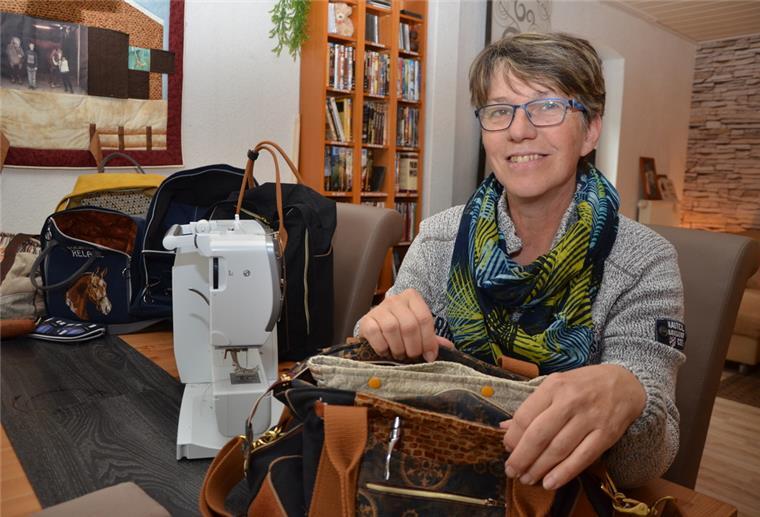 Gaby Struhs an der Nähmaschine