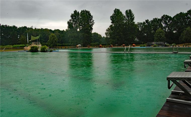 Gähnende Leere herrschte am Sonnabend im Zevener Naturbad. Das Wetter wollte bei der DLRG-Badeparty einfach nicht mitspielen.