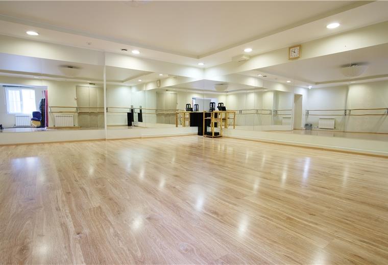 Fitnessstudios gehen in der Krise online Gähnende Leere in Fitnesstudios: Noch ist nicht klar, wann sie wieder öffnen dürfen. Viele Studios sind auf Online-Angebote umgestiegen.