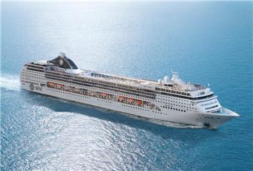 Das Kreuzfahrtschiff MSC Opera fährt auf dem Meer.