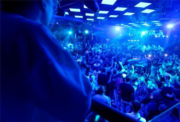 Gäste drängen sich auf einer der Tanzflächen im Kölner Club „Bootshaus“. (Archivbild)