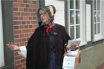 Gästeführerin Susi Münch in ihrem Element. In Sittenser Arbeitstracht zeigt sie Besuchern, wie schön der alte Ortskern von Sittensen ist. 
