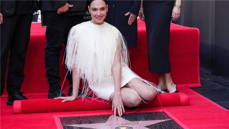 Gal Gadot geht mit Familie auf „Walk of Fame“-Stern zu Boden Gal Gadot geht auf der Plakette zu Boden.