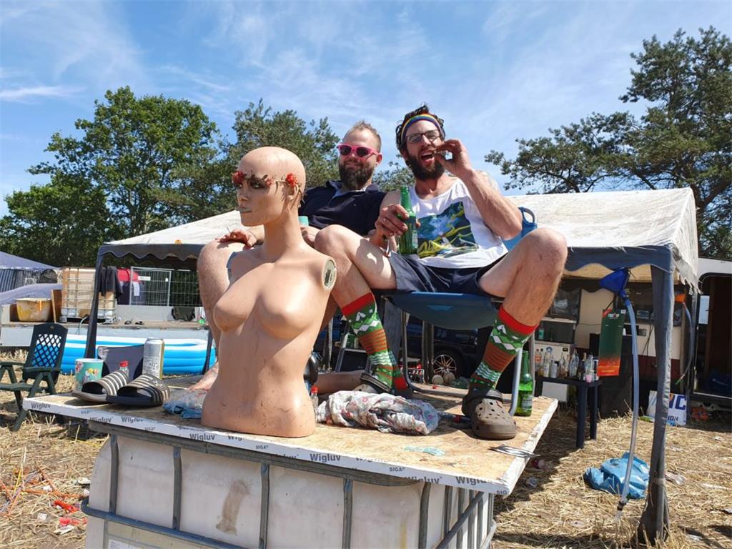 Gallionsfigur mal ganz anders. Woher die Jungs die Kleiderpuppe haben, ließ sich...
