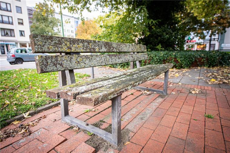 Gammel-Bänke in Bremerhaven: Mit Moos befallene Bänke vor der Volkshochschule. 