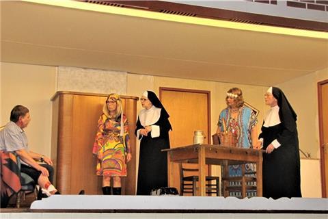 Ganove Freddy (Thorsten Günther) hat’s erwischt, den Nonnen Aurea (Yvonne Lüdemann, links) und Erbana (Gunda Bammann) ist das verdächtig, die Hippies Moon (Karin Corleis, links) und Rainbow (Angelika Kaiser) sind mit Karma dabei. 