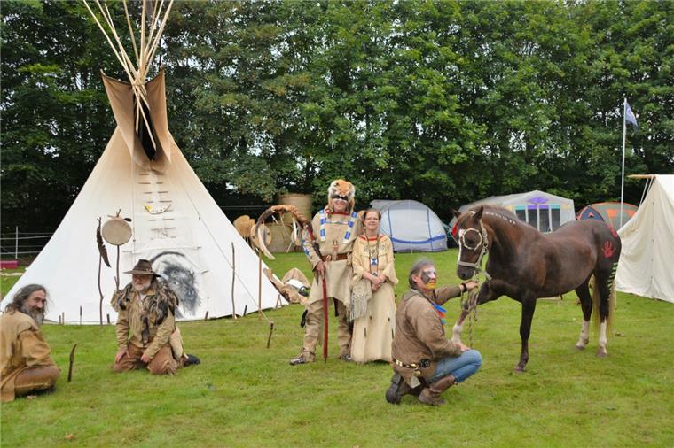 Ganz im Zeichen des Wilden Westens haben Wahl-Cowboys und Indianer beim Holthacker-Festival ein Wochenende in der Großenhainer Prärie verlebt. Mississippi (von links), Günni, der Schamane, Katharina und Kleine Eule haben es sich vor dem Tipi gemütlich gemacht. Pony Cindy trägt die traditionelle indianische Bemalung.