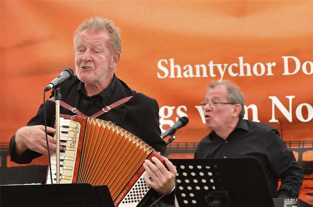 Ganz in seinem Element: Chorleiter Hans Franke (links) singt, spielt und arrangi...