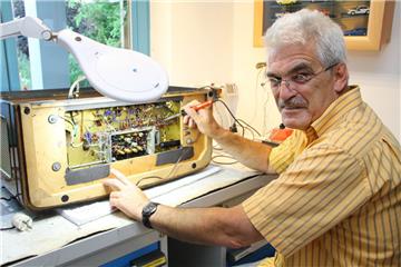 Ganz in seinem Element: Michael Püschel bei der Reparatur eines alten Radios.