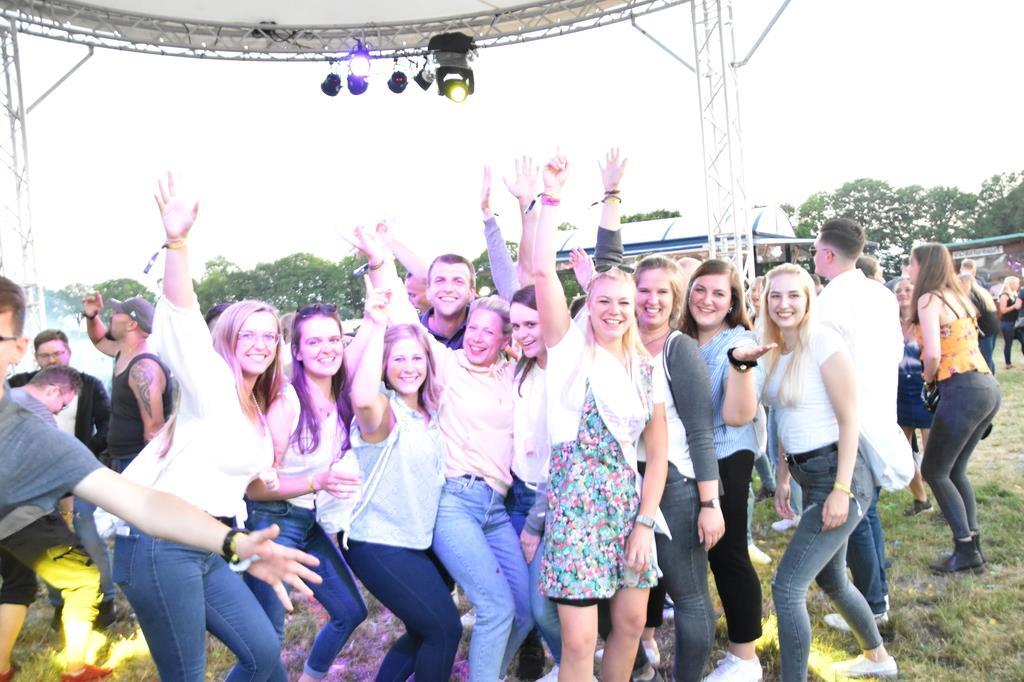 Ganz in weiß blendete dieses Brautteam seine Umfeld auf dem Partygelände in Donn...