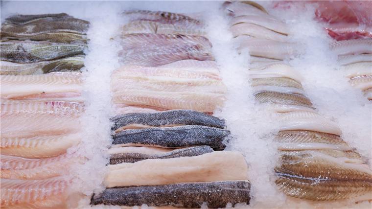 Deutsche kaufen weniger Fisch für mehr Geld Ganz oben bei den Lieblingsfischen der Deutschen rangieren Lachs und Alaska-Seelachs. Sehr beliebt sind aber auch Thunfisch, Hering und Garnelen.