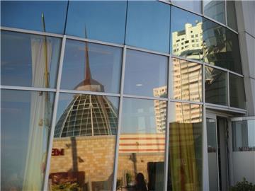 Ganz schön schräg gedacht: Bremerhaven im Spiegel der Zeiten.  Und mit Blick auf die nahe Zukunft: Denn auch die Havenwelten begannen vor  wenigen Jahren mal als Vision. 