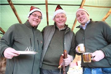 Ganz schön wild ging es am Stand von Torsten Gaul (von links), Bernd Lührs und K...