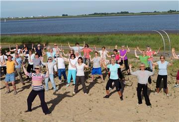 Ganz so eng wie auf diesem Foto von einer Vor-Corona-Veranstaltung dürfen sich die Teilnehmerinnen und Teilnehmer beim Qigong am Strand diesmal nicht aufstellen. Aber es ist ja genug Platz vorhanden.