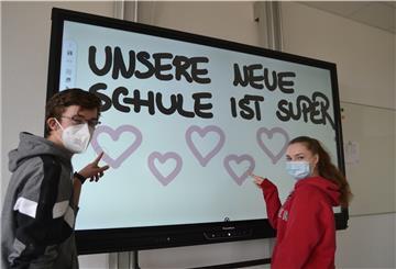 Ganz viele Herzen für die neue Schule: Die Zehntklässler Nils-Ole Ortwald und Henrike Schmidt sind angetan von der nagelneuen Schule.