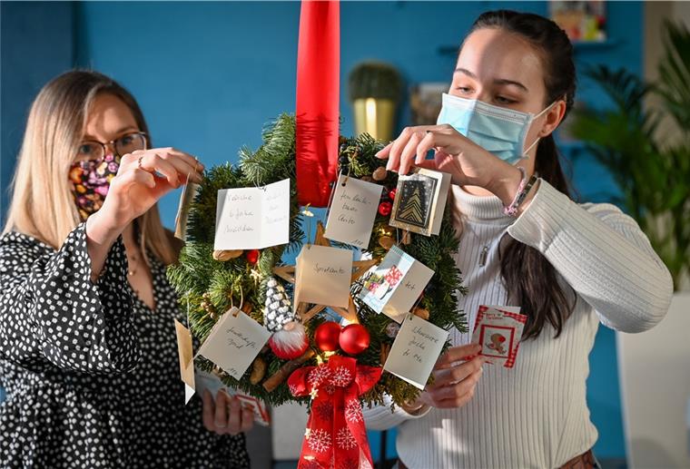 Ganz viele Weihnachtswünsche sind bei der NZ eingegangen. Vivien Lütjen (links) und Leoni Meyer haben die Wunschkarten vorbereitet.