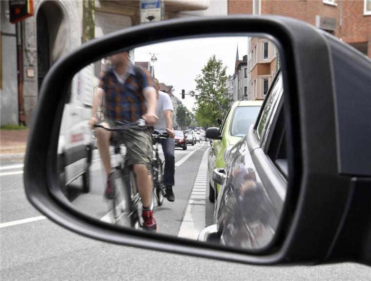Ganz wichtig, liebe Bremerhavener! Erst in den Rückspiegel schauen, ob dort ein Radfahrer kommt und dann die Tür öffnen.