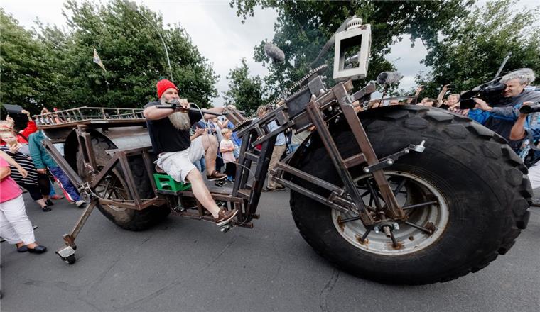 Ganze 105 Meter reichen aus: Frank Dose gelingt auf dem mit 1080 Kilogramm schwersten fahrbaren Fahrrad der Welt ein neuer Weltrekord. 