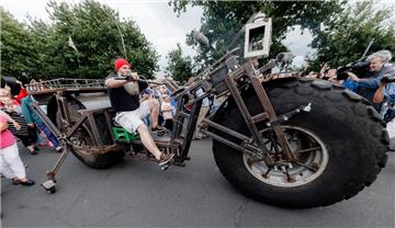 Ganze 105 Meter reichen aus: Frank Dose gelingt auf dem mit 1080 Kilogramm schwersten fahrbaren Fahrrad der Welt ein neuer Weltrekord. 