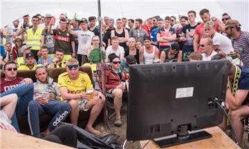 Ganze zwei Tage müssen Fußballfans derzeit ohne EM-Spiele auskommen. Mit unseren Tipps übersteht ihr aber auch diese schwere Zeit.