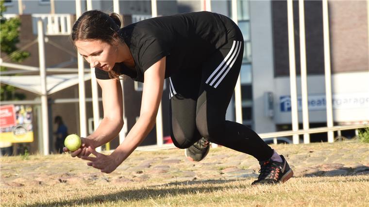 Gar nicht so leicht: NZ-Volontärin Leoni Hentschel testet „Bamboo Movement“ unter freiem Himmel in Bremerhaven.